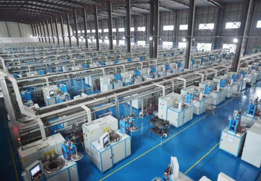 農(nóng)村寒門出生,14歲就外出打工,身價千億卻嫁給了自己的司機(jī)